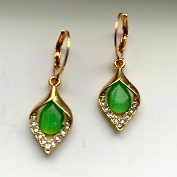 Vintage Style Emerald Green Earrings - Faux Jade or Peridot in Gold Tone Setting - Picture 3 of 7
